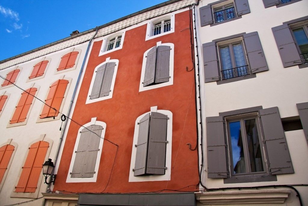 homes_terraced_houses_red_facade_window_bowever-779762.jpg